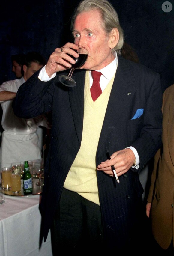Peter O'Toole verre à la main au Théâtre à Londres en 1998.