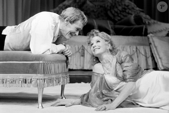 Peter O'Toole, acteur de théâtre dans The Apple Cart face à Susannah York, en 1986.