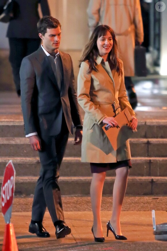 Jamie Dornan (Christian Grey) et Dakota Johnson (Anastasia Steele) sur le tournage de Fifty Shades à Vancouver, le 8 décembre 2013.