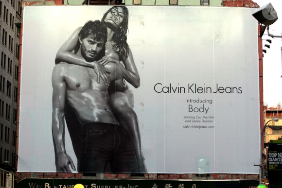 Eva Mendes avec Jamie Dornan dans une campagne de Calvin Klein en décembre 2009.