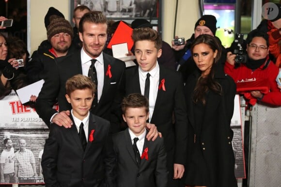 David et Victoria Beckham accompagnés de leurs enfants Brooklyn, Cruz et Romeo lors de la première du film The Class of 92 à Londres, le 1er décembre 2013