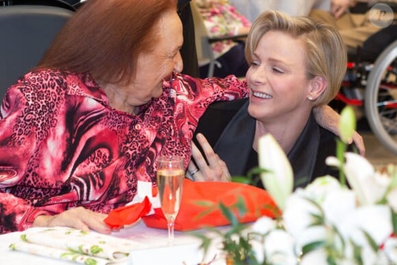 Charlene a été tout de suite adoptée ! Le prince Albert II de Monaco et la princesse Charlene de Monaco distribuaient dans l'après-midi du 17 décembre 2013 des colis de Noël aux pensionnaires du Centre de gérontologie clinique Rainier III.
