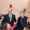Le prince Albert II de Monaco et la princesse Charlene de Monaco distribuaient le 17 décembre 2013 des colis de Noël aux pensionnaires du Centre de gérontologie clinique Rainier III.