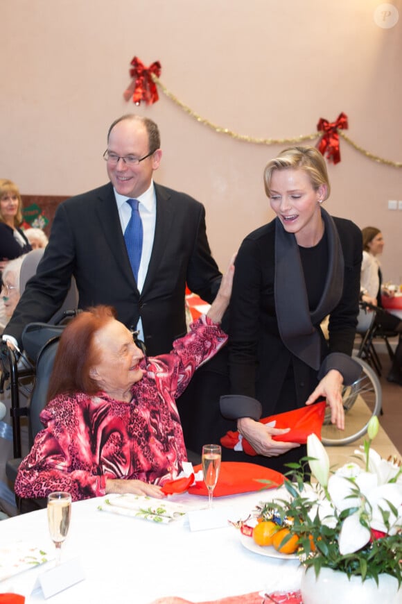 Le prince Albert II de Monaco et la princesse Charlene de Monaco distribuaient le 17 décembre 2013 des colis de Noël aux pensionnaires du Centre de gérontologie clinique Rainier III.
