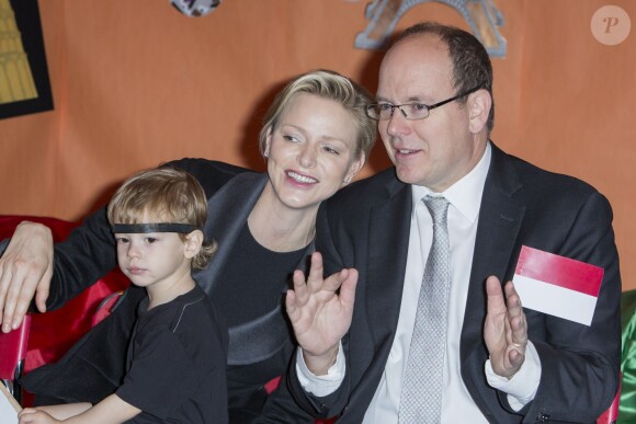 La princesse Charlene et le prince Albert de Monaco, radieux, remettaient le 17 décembre 2013, dans la matinée, des cadeaux de Noël aux enfants d'une crèche de Fontvieille.
