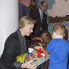 La princesse Charlene et le prince Albert de Monaco remettaient le 17 décembre 2013, dans la matinée, des cadeaux de Noël aux enfants d'une crèche de Fontvieille.