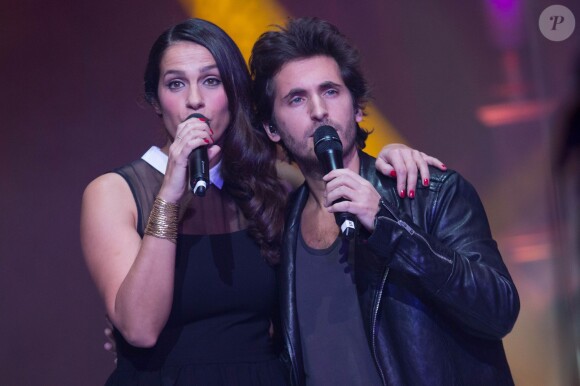 Exclusif - Mickaël Miro et Elisa Tovati sur scène pour l'association "Tout le monde chante contre le cancer", à l'occasion du gala caritatif "100 Noëls pour 100 hôpitaux" au Cirque d'Hiver à Paris, le 10 décembre 2013.