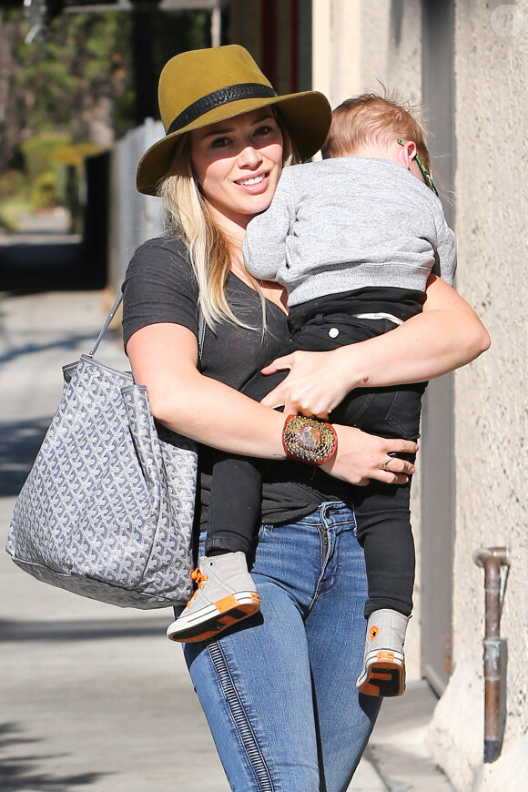 Hilary Duff et son fils se promène à L.A. le 13 décembre 2013