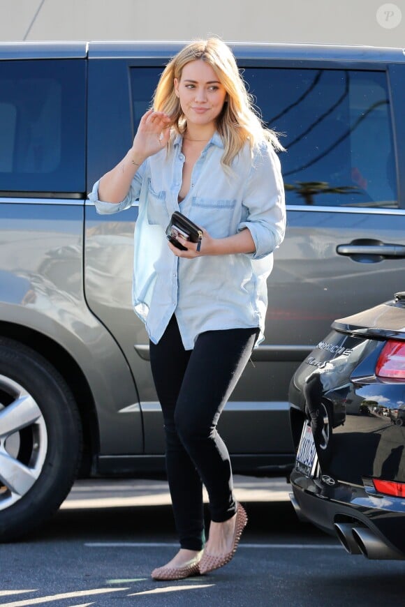 Hilary Duff le 12 décembre 2013 lors d'une virée shopping