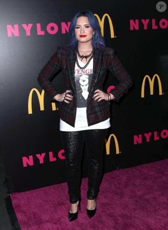 Demi Lovato, les cheveux bleus, à West Hollywood, le 6 décembre 2013.