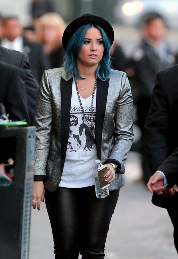 Demi Lovato, les cheveux bleus, se rend sur le plateau de l'émission "Jimmy Kimmel Live!" à Hollywood, le 25 novembre 2013.