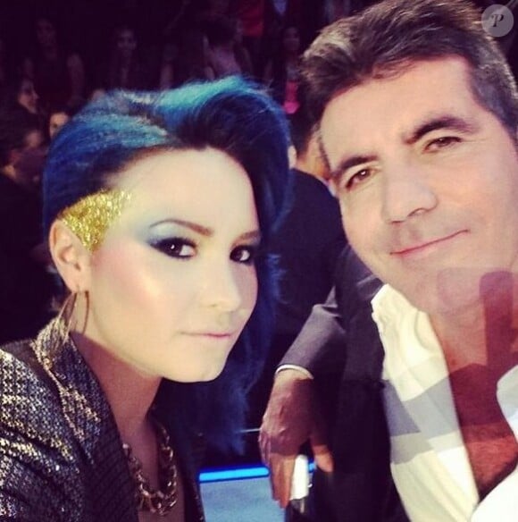 Demi Lovato avec Simon Cowell sur le plateau de l'émission X Factor 2013.