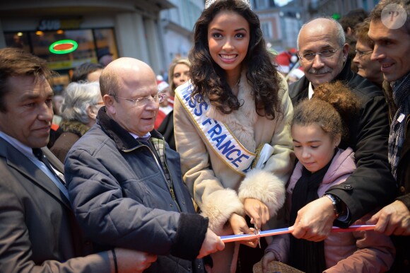 Miss France 2014, Flora Coquerel a pris un bain de foule à Chartres, le 18 décembre 2013.