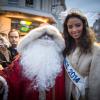 Miss France 2014, Flora Coquerel prend la pose avec le père Noël à Chartres, le 18 décembre 2013.