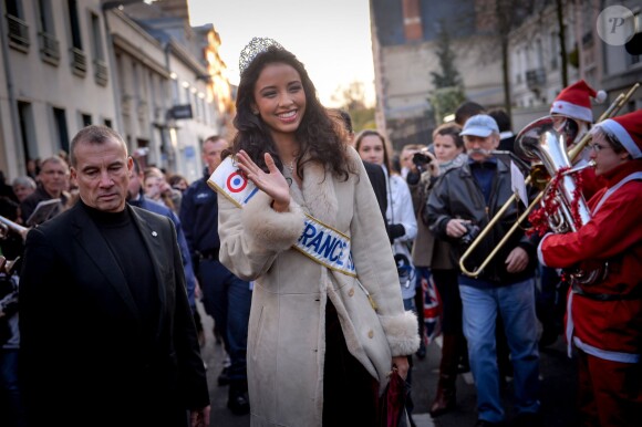 Flora Coquerel (Miss France 2014) prend un bain de foule à Chartres, le 18 décembre 2013.