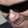 Hugh Jackman porte un pansement après avoir été soigné d'une forme de cancer de la peau, ici à Sydney, le 18 décembre 2013.