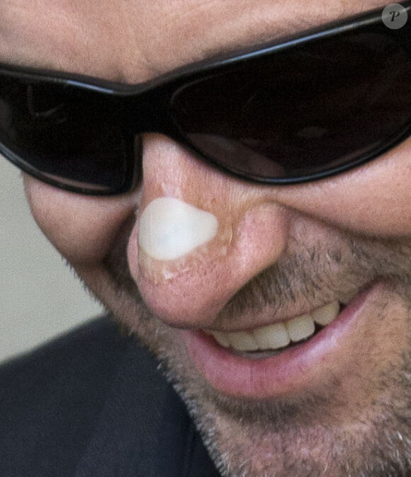 Hugh Jackman porte un pansement après avoir été soigné d'une forme de cancer de la peau, ici à Sydney, le 18 décembre 2013.