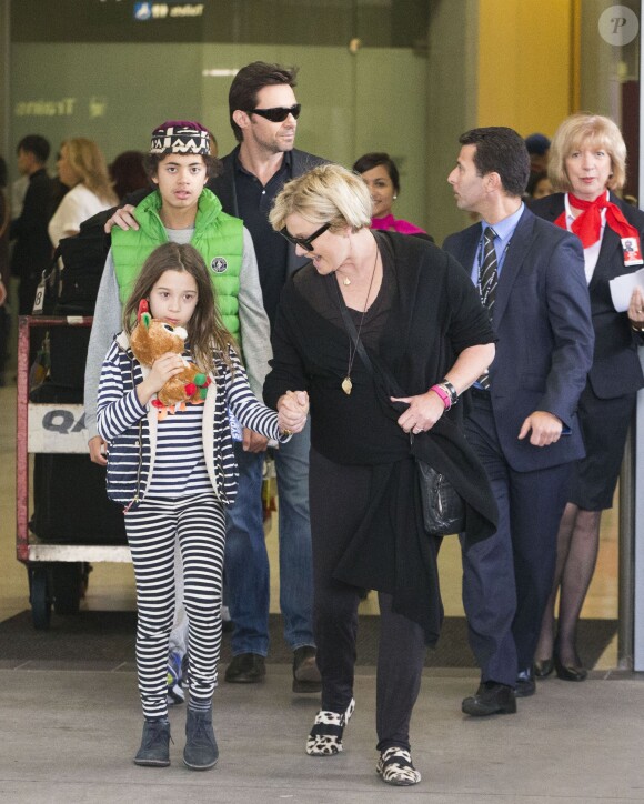Hugh Jackman arrive avec sa femme Debora-Lee Furness et leurs enfants Oscar et Ava à Sydney, le 18 décembre 2013.