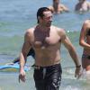 Hugh Jackman pique une tête, torse nu et sans pansement, à Bondi Beach à Sydney, le 18 décembre 2013.