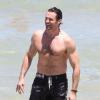 Hugh Jackman pique une tête, torse nu et sans pansement, à Bondi Beach à Sydney, le 18 décembre 2013.