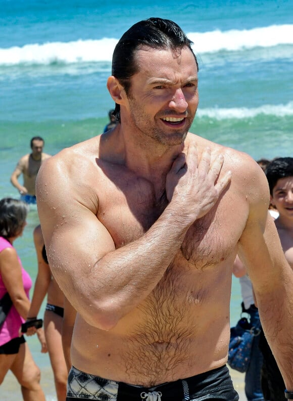 Hugh Jackman, torse nu et sans pansement, à Bondi Beach à Sydney, le 18 décembre 2013.
