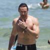 Hugh Jackman pique une tête, torse nu et sans pansement, à ondi Beach à Sydney, le 18 décembre 2013.
