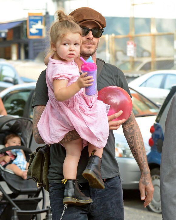 David Beckham joue avec sa fille Harper dans un parc a New York, le 10 septembre 2013.
