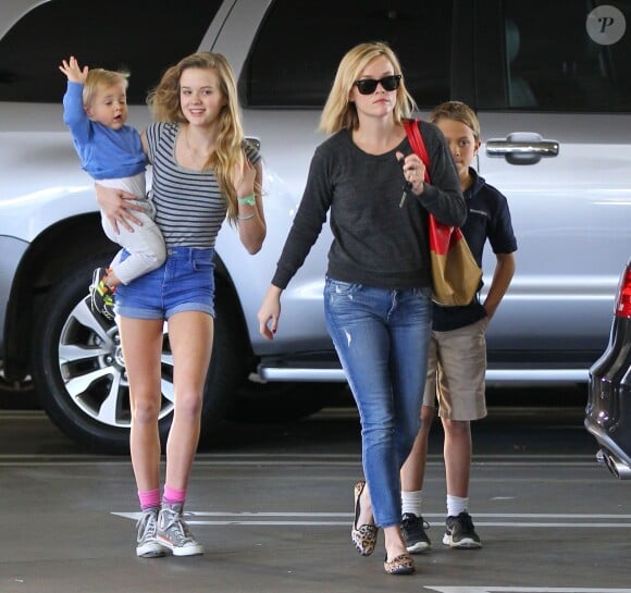Ava, fille de Reese Witherspoon (ici en famille avec ses trois enfants) et Ryan Phillippe, s'impose comme la nouvelle fille à suivre à Hollywood