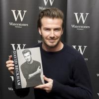 David Beckham : Souriant pour une séance de dédicaces et des fans courageux