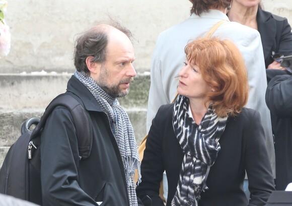 Denis Podalydès et Muriel Mayette lors des funérailles de Dominique Constanza en l'église Saint-Roch à Paris le 1er juillet 2013