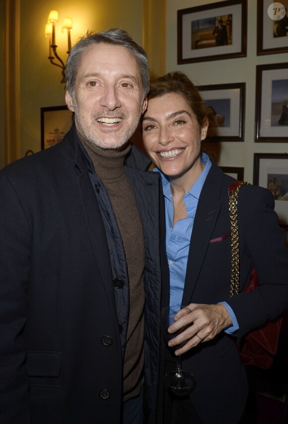 Antoine de Caunes et sa femme Daphné Roulier à la générale du nouveau spectacle de François-Xavier Demaison au théâtre Edouard-VII à Paris, le 10 décembre 2013.