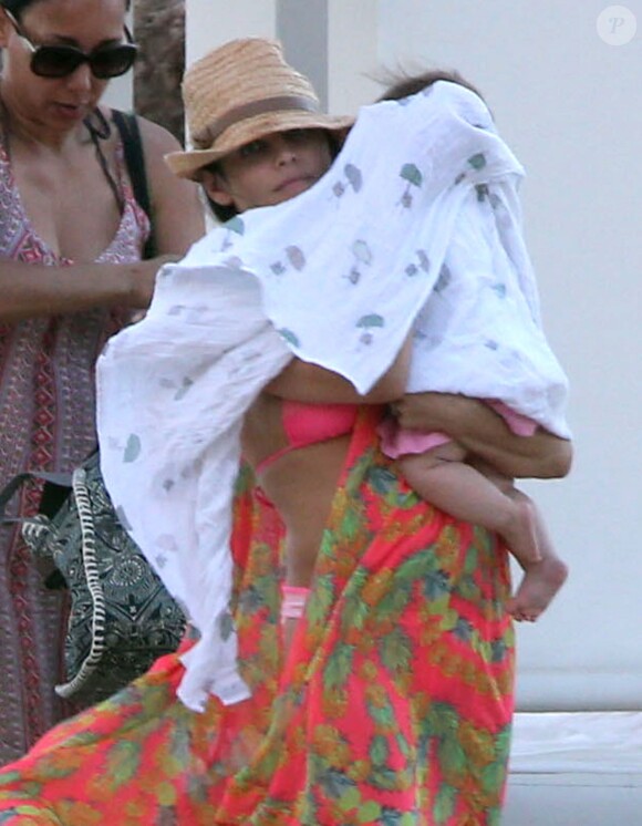 Exclusif - L'actrice Jenna Dewan sur la plage avec sa fille Everly a Porto Rico, le 15 decembre 2013, pendant que son mari Channing Tatum tourne le film "22 Jump Street".