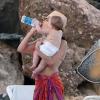 Exclusif - L'actrice Jenna Dewan se promène sur la plage avec sa fille Everly a Porto Rico, le 13 decembre 2013, pendant que son mari Channing Tatum tourne le film "22 Jump Street"