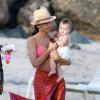 Exclusif - L'actrice Jenna Dewan se promène sur la plage avec sa fille Everly a Porto Rico, le 13 decembre 2013, pendant que son mari Channing Tatum tourne le film "22 Jump Street"