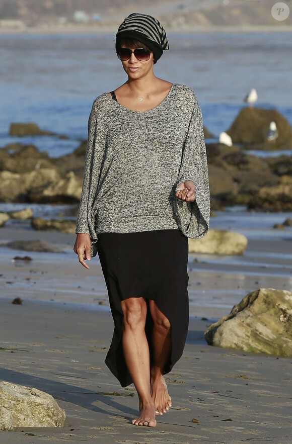 Halle Berry sur une plage de Malibu, le 21 décembre 2013.