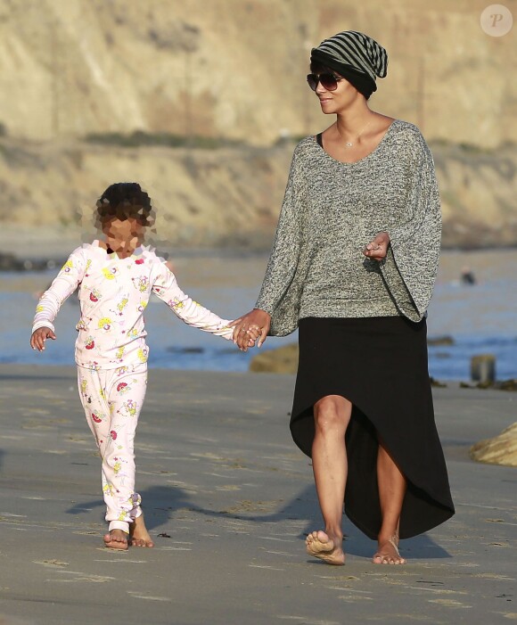 Halle Berry et sa fille Nahla sur une plage de Malibu, le 21 décembre 2013.