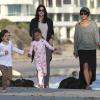 Halle Berry, sa fille Nahla et des amis profitent d'une belle journée ensoleillée sur une plage de Malibu, le 21 décembre 2013.