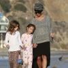Halle Berry, caline avec sa fille Nahla et des amis sur une plage de Malibu, le 21 décembre 2013.