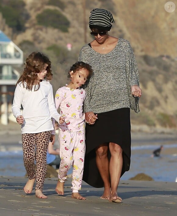 Halle Berry, caline avec sa fille Nahla et des amis sur une plage de Malibu, le 21 décembre 2013.