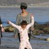Halle Berry, sa fille Nahla (qui paraît comme vêtue d'un pyjama) et des amis profitent d'une belle journée ensoleillée sur une plage de Malibu, le 21 décembre 2013.