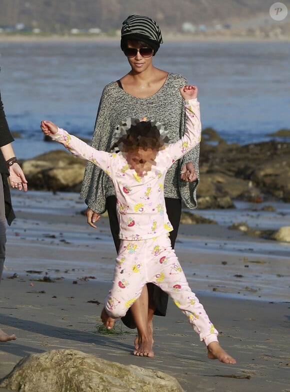 Halle Berry, sa fille Nahla (qui paraît comme vêtue d'un pyjama) et des amis profitent d'une belle journée ensoleillée sur une plage de Malibu, le 21 décembre 2013.
