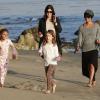 Halle Berry, sa fille Nahla et des amis profitent d'une belle journée ensoleillée sur une plage de Malibu, le 21 décembre 2013.