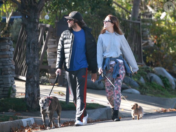 Leighton Meester et son fiancé Adam Brody dans les rues de Los Angeles, le 22 décembre 2013.