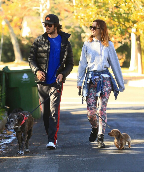 Leighton Meester et son fiancé Adam Brody se baladent dans les rues de Los Angeles, le 22 décembre 2013.