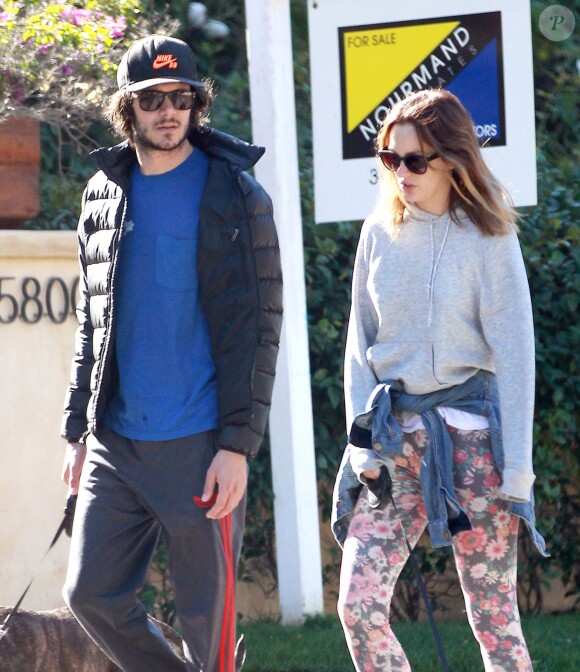 Leighton Meester et son fiancé Adam Brody promènent leurs chiens à Los Angeles, le 22 décembre 2013.