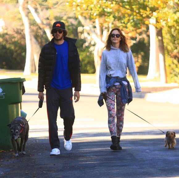 Leighton Meester et son fiancé Adam Brody promènent leurs chiens à Los Angeles, le 22 décembre 2013.