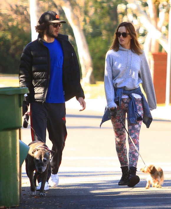 Leighton Meester et son fiancé Adam Brody promènent leurs chiens à Los Angeles, le 22 décembre 2013.