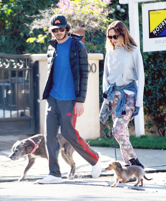 Leighton Meester et son fiancé Adam Brody promènent leurs chiens à Los Angeles, le 22 décembre 2013.