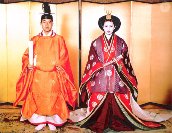 Le 10 avril 1959, Akihito n'est encore que le prince héritier lorsqu'il épouse, en tenue traditionnelle shintō, Michiko. Ce 23 décembre 2013, l'empereur Akihito célèbre son 80e anniversaire.