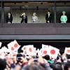 La princesse héritière Masako et le prince héritier Naruhito, l'empereur Akihito et sa femme l'impératrice Michiko, le prince Akishino, son épouse, la princesse Kiko, et sa fille, la princesse Mako - La famille impériale du Japon saluent depuis un balcon du palais la foule venue nombreuse pour célébrer le 80e anniversaire de l'empereur, à Tokyo le 23 décembre 2013.